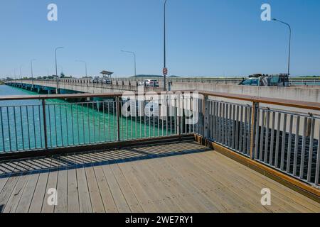 Passerella lungo il fiume Pioneer e il Forgan Bridge a Mackay, queensland, australia Foto Stock