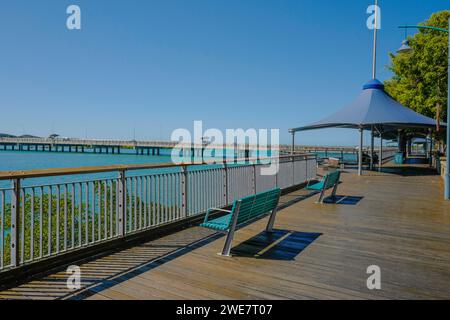 Passerella lungo il fiume Pioneer e il Forgan Bridge a Mackay, queensland, australia Foto Stock