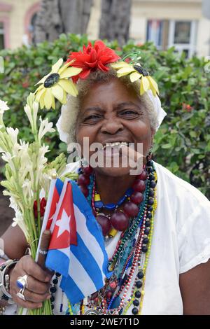 Ritratto di una donna cubana che tiene un sigaro in bocca. L'Avana, Cuba. Foto Stock