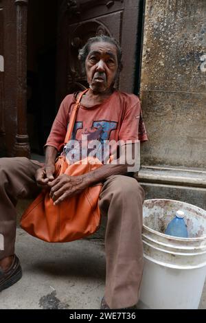 Un cubano seduto fuori casa sua, nella vecchia Avana, Cuba. Foto Stock