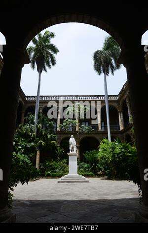 Statua di Cristoforo Colombo nel cortile del Palacio de Los Capitanes Generales in Plaza de Armas, l'Avana Vecchia, Cuba. Foto Stock
