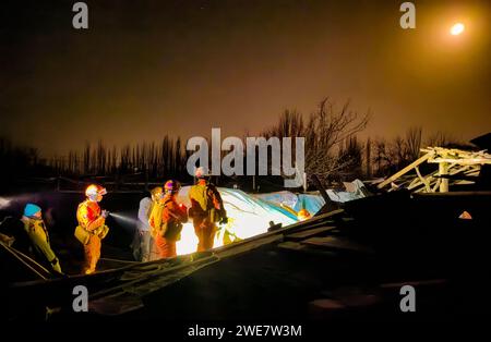 Pechino, regione autonoma cinese di Xinjiang Uygur. 23 gennaio 2024. I soccorritori cercano in un'area colpita dal terremoto nella Yamansu Township, nella contea di Wushi della prefettura di Aksu, nella regione Autonoma dello Xinjiang Uygur della Cina nord-occidentale, 23 gennaio 2024. Crediti: Wang Xudong/Xinhua/Alamy Live News Foto Stock