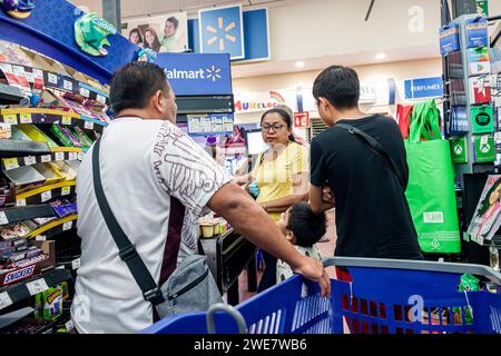 Merida Mexico, Centro Walmart discount grande magazzino, negozio di affari mercato mercantile, vendita acquisto, shopping shopping shopping economia, negozi bus Foto Stock