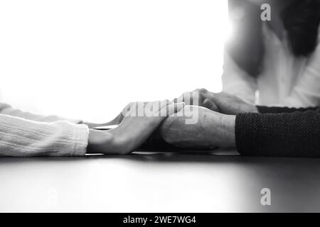 I credenti cristiani si riuniscono per pregare e adorare in chiesa, chiesa e religione fede e fede Foto Stock