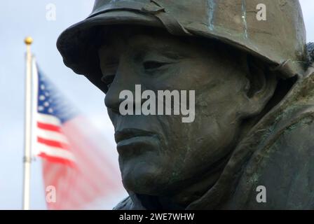 Washington Korean War Memorial con bandiera americana, Capitol Mall, Olympia, Washington Foto Stock