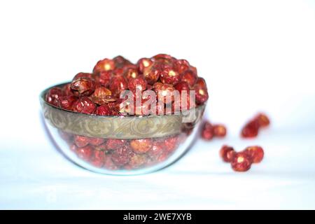Ciotola di peperoncino rosso su sfondo bianco Foto Stock