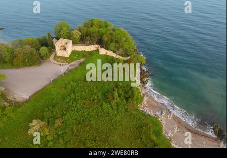 Il castello di Ceneviz è stato costruito su una scogliera situata tra due baie, 2.5 chilometri a ovest del distretto di Düzce Akçakoca in turchia. Foto Stock