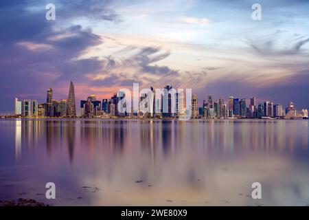 Doha, Qatar - 16 dicembre 2023: Lo skyline panoramico di Doha, Qatar al tramonto Foto Stock