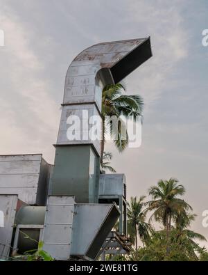 Unità esterna di un impianto centrale di aria condizionata e ventilazione durante il giorno e sullo sfondo del cielo. Foto Stock