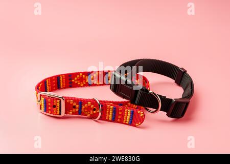 Colletto in tessuto per animali domestici su sfondo rosa Foto Stock