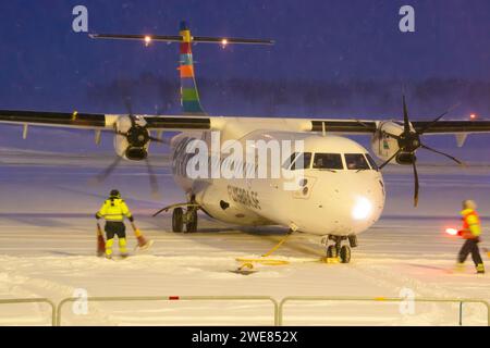 Aereo della Braathens ATR-72-600 che rullava nella neve pesante. Aereo passeggeri sulla neve all'aeroporto. Aereo passeggeri bimotore di notte a Umeå Foto Stock