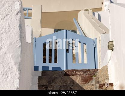 Chiuso il lupetto blu e stretti gradini di pietra, un pezzo di architettura tradizionale sull'isola di Santorini. Grecia Foto Stock