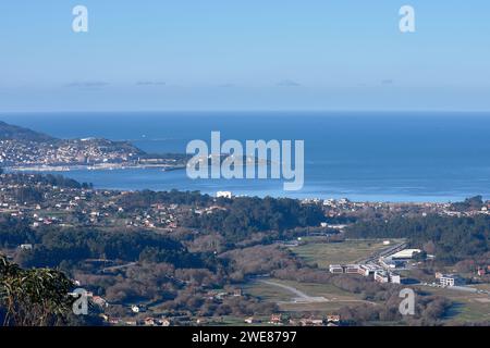 Dalle montagne che circondano Baiona si possono ammirare vedute straordinarie della Villa circondata dall'Atlantico. Foto Stock