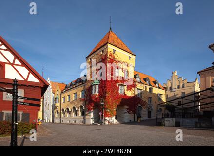 VISBY, SVEZIA, IL 10 OTTOBRE 2019. Vista sulla strada dei vecchi edifici. Bellissimi edifici in città. Uso editoriale. Foto Stock