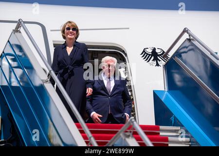 24 gennaio 2024, Vietnam, ho-chi-Minh-Stadt (saigon): Il presidente federale Frank-Walter Steinmeier e sua moglie Elke Büdenbender arrivano all'aeroporto internazionale Tan Son Nhat di ho chi Minh. Il presidente federale Steinmeier e sua moglie visitano il Vietnam e la Thailandia in un viaggio di quattro giorni nel sud-est asiatico. Foto: Bernd von Jutrczenka/dpa Foto Stock