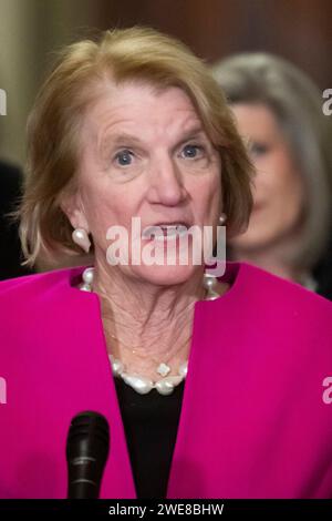 Washington, Stati Uniti. 23 gennaio 2024. Il senatore degli Stati Uniti Shelley Moore Capito (repubblicano della Virginia Occidentale) ha espresso osservazioni durante una conferenza stampa a seguito del pranzo di politica repubblicana del Senato nel corridoio dell'orologio dell'Ohio presso il Campidoglio degli Stati Uniti a Washington DC, USA, martedì 23 gennaio, 2024. foto di Rod Lamkey/CNP/ABACAPRESS.COM credito: abaca Press/Alamy Live News Foto Stock