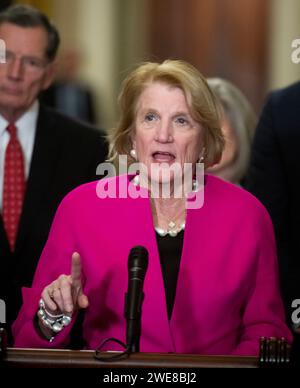 Washington, Stati Uniti. 23 gennaio 2024. Il senatore degli Stati Uniti Shelley Moore Capito (repubblicano della Virginia Occidentale) ha espresso osservazioni durante una conferenza stampa a seguito del pranzo di politica repubblicana del Senato nel corridoio dell'orologio dell'Ohio presso il Campidoglio degli Stati Uniti a Washington DC, USA, martedì 23 gennaio, 2024. foto di Rod Lamkey/CNP/ABACAPRESS.COM credito: abaca Press/Alamy Live News Foto Stock
