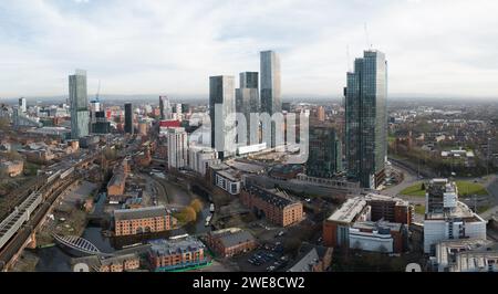 Immagine aerea panoramica a Manchester, Regno Unito, guardando verso Castlefield, Deansgate Square, The Blade, Crown St, Beetham Tower e il centro di Manchester Foto Stock