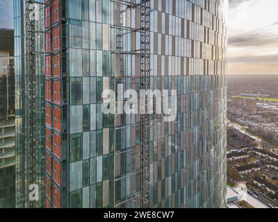 Immagine aerea vicino alle torri residenziali Blade e Three60 di Manchester, Regno Unito, in costruzione, che mostra rivestimenti, telai in cemento e gru Foto Stock