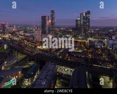 Foto aerea al crepuscolo con vista su Castlefield, il viadotto di Castlefield, Manchester verso Deansgate Square, Castle Wharf, Crown Street & The Blade Foto Stock