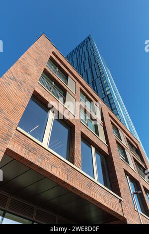 Guardando in alto la torre residenziale Cortland a Salford, Regno Unito. Parte dello sviluppo di Greenbank che rigenera l'area Foto Stock