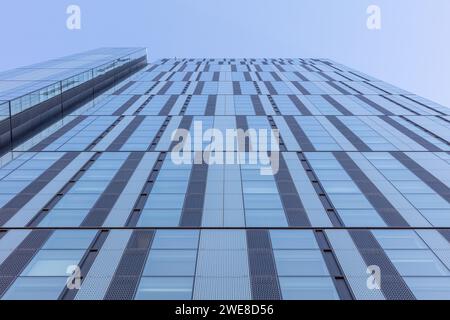 Guardando verso la facciata in vetro della torre residenziale Cortland a Salford, Regno Unito, parte del più ampio sviluppo Greengates. Preso in una giornata di sole Foto Stock