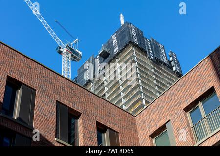 Tratto dall'atrio della torre di Cortland che guarda verso l'alto la torre residenziale di Bankside in cemento incorniciata in costruzione a Salford, Regno Unito Foto Stock