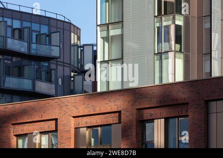 Immagine ingrandita del rivestimento in mattoni e facciate vetrate della torre residenziale Cortland, Salford, Regno Unito, con gli appartamenti Urbito sullo sfondo Foto Stock