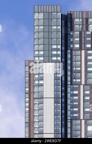 Parte dei piani superiori della torre residenziale Cortland, parte del più ampio sviluppo Greengates a Salford, Regno Unito. Immagine scattata in una giornata di sole e cielo azzurro Foto Stock