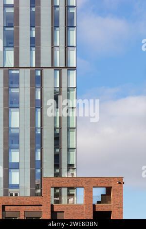 Primo piano dei piani inferiori della torre residenziale Cortland, parte del più ampio sviluppo Greengates a Salford, Regno Unito Foto Stock