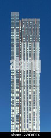 Cortland Residential Tower, parte del più ampio sviluppo Greengates a Salford, Regno Unito. Immagine scattata in una giornata di sole e cielo azzurro Foto Stock