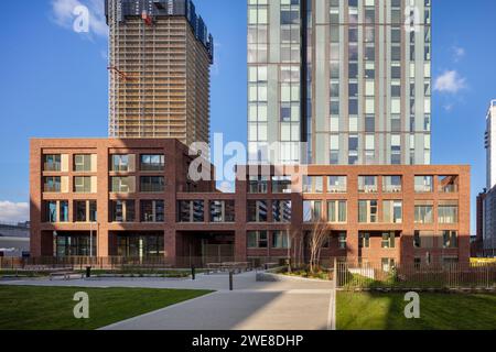 Cortland sviluppo residenziale, parte del più ampio sviluppo Greengates a Salford, Regno Unito, con la torre Bankside in costruzione sullo sfondo Foto Stock