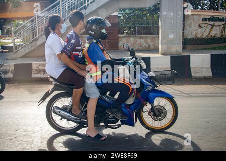 BANGKOK, TAILANDIA, DEC 03 2023, Un tassista in moto con un paio. Il conducente di mototaxi trasporta passeggeri. Foto Stock