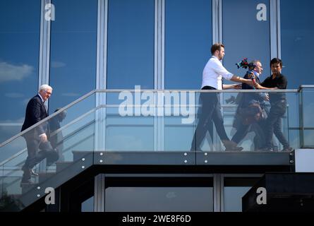 24 gennaio 2024, Vietnam, ho-chi-Minh-Stadt (saigon): Il presidente federale Frank-Walter Steinmeier (l) parte per una dichiarazione stampa sulla terrazza sul tetto della camera tedesca dopo un incontro con i rappresentanti delle comunità imprenditoriali tedesche e vietnamite. Il presidente federale Steinmeier e sua moglie visitano il Vietnam e la Thailandia durante un viaggio di quattro giorni nel sud-est asiatico. Foto: Bernd von Jutrczenka/dpa Foto Stock