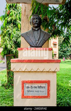 10 02 2005 Vintage Old Sculpture of Principal Queens College, Banaras, Varanasi, Uttar Pradesh, India, Asia Foto Stock