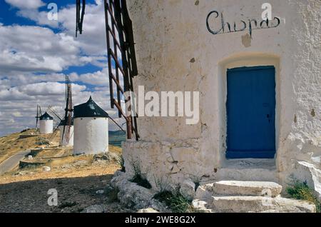 Mulino a vento chiamato Chispas a Cresteria Manchega Hill vicino Consuegra, Castilla–la Mancha, Spagna Foto Stock