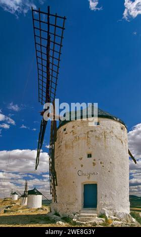 Pale ai mulini a vento di Cresteria Manchega, vicino a Consuegra, Castilla-la Mancha, Spagna Foto Stock