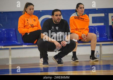 Oviedo, Asturie, Spagna. 23 gennaio 2024. Oviedo, Spagna, 23 gennaio 2024: L'allenatore di Atticgo BM. Elche, Joaquin Jaime Rocamora durante la seconda fase della XLV Copa de S.M. la Regina entra in Lobas Global Atac Oviedo e Atticgo BM. Elche, il 23 gennaio 2024, al Florida Arena Municipal Sports Center, a Oviedo, Spagna. (Immagine di credito: © Alberto Brevers/Pacific Press via ZUMA Press Wire) SOLO USO EDITORIALE! Non per USO commerciale! Foto Stock