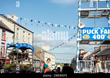 Re Puck l'He-Goat in una gabbia prima di essere elevato sulla piattaforma per Puck Fair, il festival tradizionale più antico d'Irlanda a Killorglin, in Irlanda Foto Stock