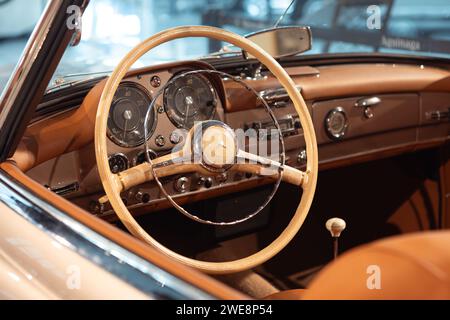 Bilbao, Spagna - 22 dicembre 2020: Interni classici Mercedes W121 190 SL su una mostra.dng Foto Stock