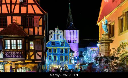 Turckheim, Francia - 28 dicembre 2023: Magico mercatino di Natale a Turckheim in Alsazia Foto Stock