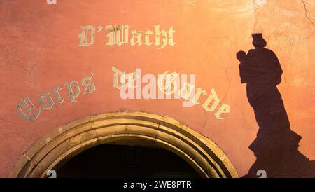 Turckheim, Francia - 28 dicembre 2023: Turckheim è una delle poche città della Francia che conserva ancora un guardiano notturno - Corps de Garde Foto Stock