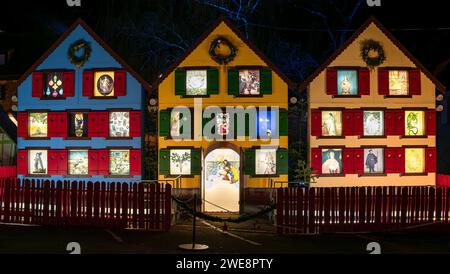 Turckheim, Francia - 28 dicembre 2023: Magico mercatino di Natale a Turckheim in Alsazia Foto Stock