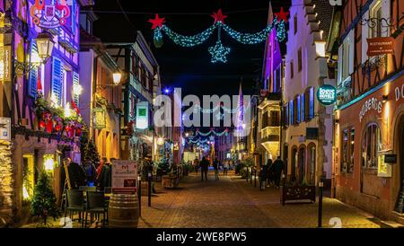 Turckheim, Francia - 28 dicembre 2023: Magico mercatino di Natale a Turckheim in Alsazia Foto Stock