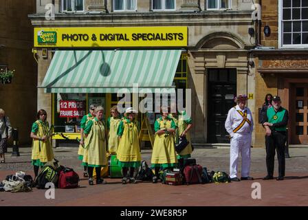 Morris Dancers che mette in mostra a una convention, Market Square, Northampton, Regno Unito Foto Stock