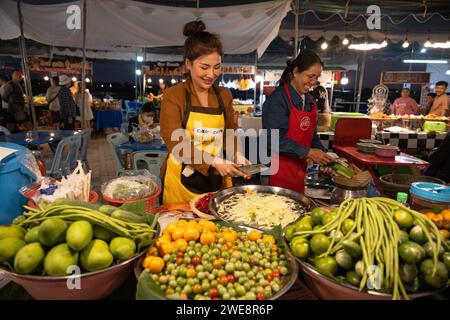 Vientiane. 23 gennaio 2024. Un venditore vende cibo durante il Lao Food Festival a Vientiane, capitale del Laos, il 23 gennaio 2024. L'annuale Lao Food Festival si svolge qui dal 23 al 27 gennaio. Crediti: Kaikeo Saiyasane/Xinhua/Alamy Live News Foto Stock