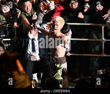 Il giapponese Tenshin Nasukawa ha vinto l'incontro di boxe di 8 round all'Edion Arena di Osaka, in Giappone, il 23 gennaio 2023. Credito: Hiroaki finito Yamaguchi/AFLO/Alamy Live News Foto Stock