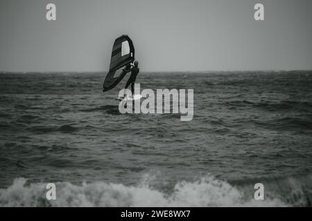 Wing Surfer a Saundersfoot, Galles del Sud Foto Stock