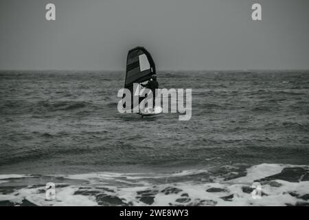 Wing Surfer a Saundersfoot, Galles del Sud Foto Stock