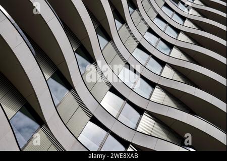 Gli appartamenti Riverwalk si trovano lungo il Tamigi presso il Vauxhall Bridge nel centro di Londra. Foto Stock